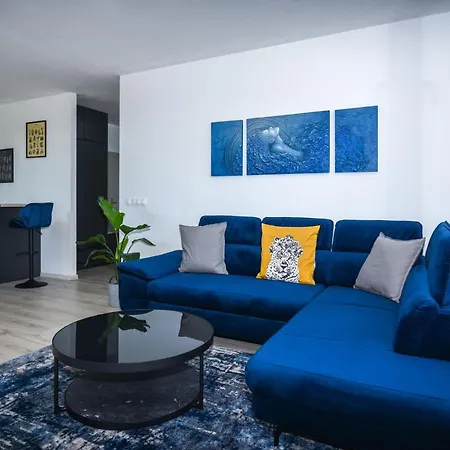 Modern 2bdrm - Airport Apartment *