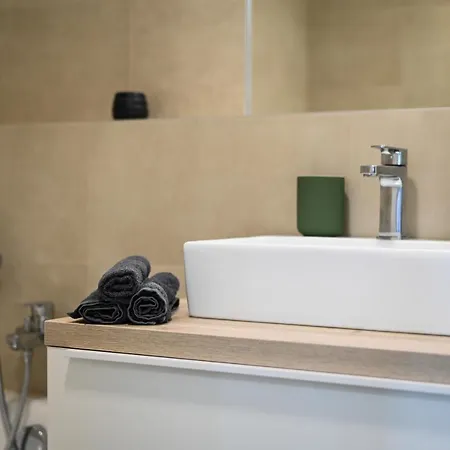 Modern 2bdrm - Airport Братислава