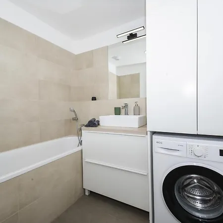 Modern 2bdrm - Airport Братислава