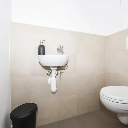 Modern 2bdrm - Airport * Братислава
